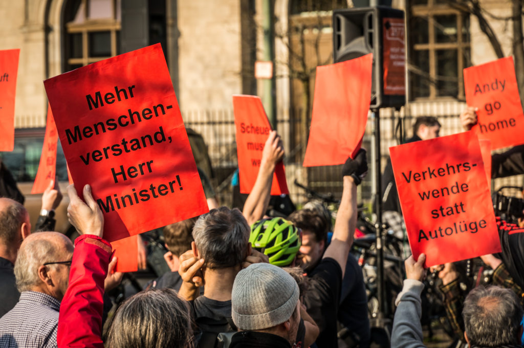 Demonstration "Rote Karte für Scheuer" von Changing Cities am Verkehrsministerium, Berlin, 4.4.2019