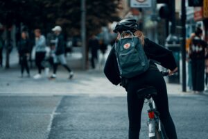 Foto: Frau auf einem Fahrrad auf einer Straße