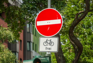 Einfahrtverbotsschild, darunter ein Verkehrsschild: Fahrrad frei
