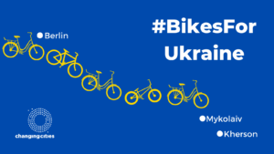 Auf einem Blauen Hintergrund reihen sich gelbe Fahrräder von einem Punkt (Berlin) zu zweo anderen (Mykolaiv, Kherson). #BikesForUkraine