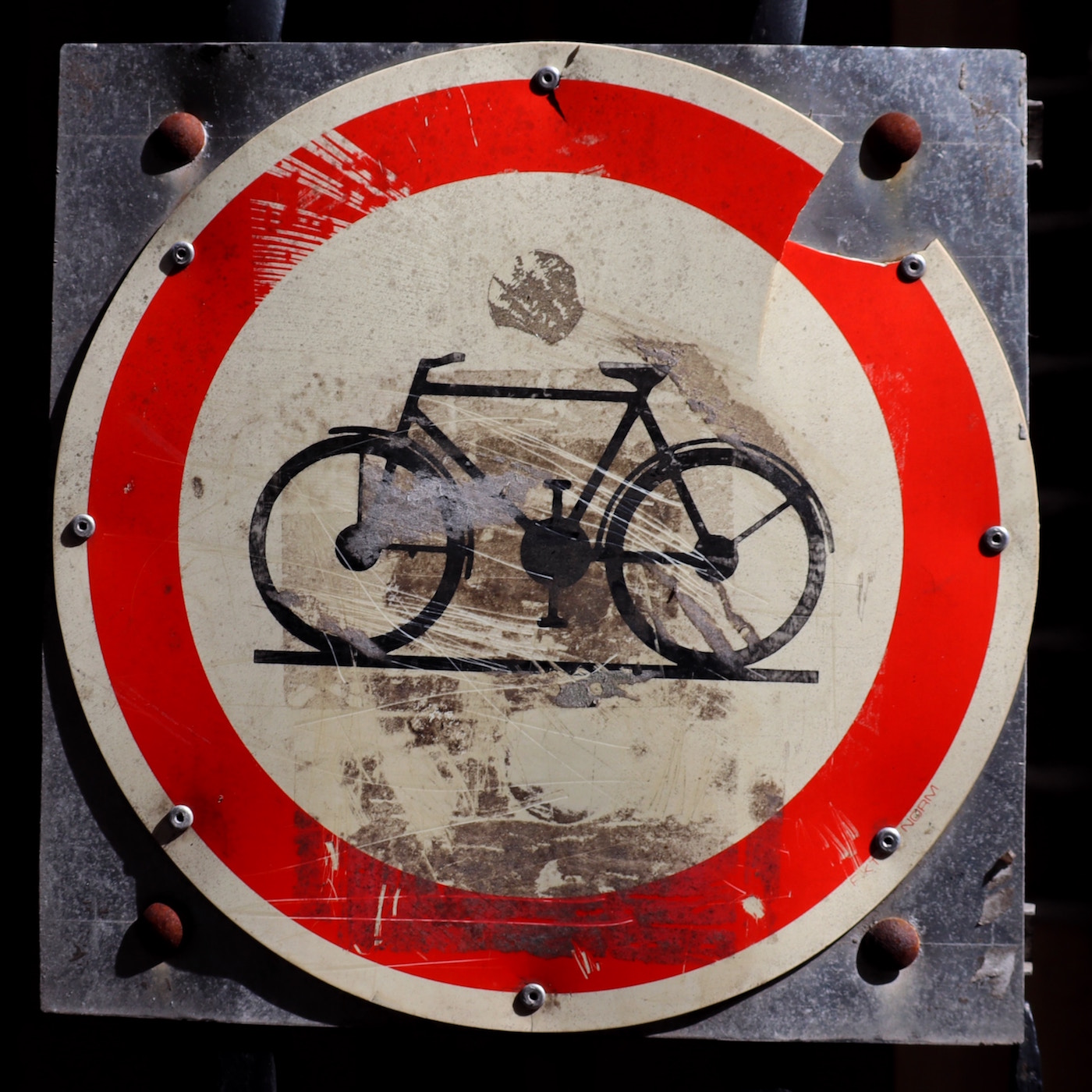 Ein ramponiertes Verkehrsschild: Einfahrt verboten für Radfahrende