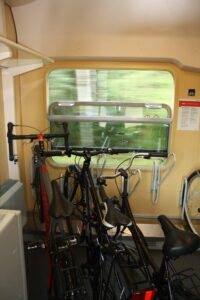 Fahrräder in der Regionalbahn, ein Fenster ist geöffnet.