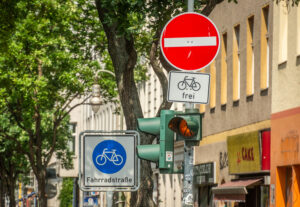Verkehrsschilder: Einfahrt verboten, Fahrräder frei, Fahrradstraße