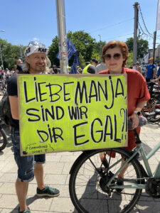 Zwei Demonstrierende halten ein selbsgemaltes Plakat hoch: Liebe Manja, sind wir die egal?