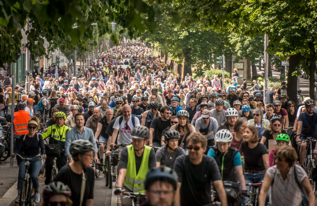 Tausende Radfahrer*innen demonstrieren, man sieht nichts anderes.