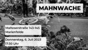 Mahnwache Malteserstraße 143-145, Marienfelde. Donnerstag, 6. Juli 2023, 17:30 Uhr. Text vor einem schwarz-weiß-Foto mit einem weißen Fahrrad, Blumen und gedenkenden Menschen auf der Fahrbahn.