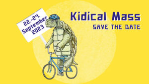 Lila Schrift vor knallgelbem Hintergrund: Kidical Mass. Save the date. 22. bis 24. September. Illustration einer radfahrenden Schildkröte mit Helm.