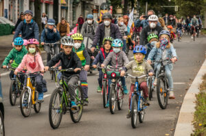 Kinder fahren Fahrrad auf der Straße bei einer Kidical Mass