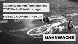 Mahnwache: Müggelseedamm, Ecke Emrichstraße in Berlin-Friedrichshagen. Freitag, 27. Oktober, 17:30 Uhr. Im Hintergrund ein schwarz-weiß-Foto eines auf der Straße liegenden weißen Geisterrades.