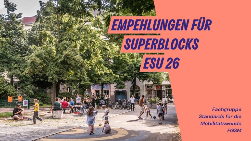 Titelgrafik mit spielenden Kindern auf einer verkehrsberuhigten Straße und dem Text Empfehlungen für Superblocks ESU 26