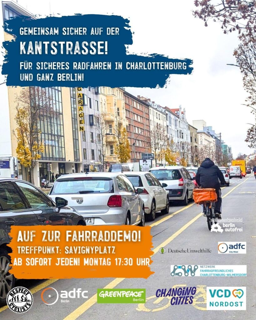 Straßenszene mit Radfahrer auf markierter Spur und Protesttext für sichere Kantstraße in Berlin, mit Demo-Infos und Logos