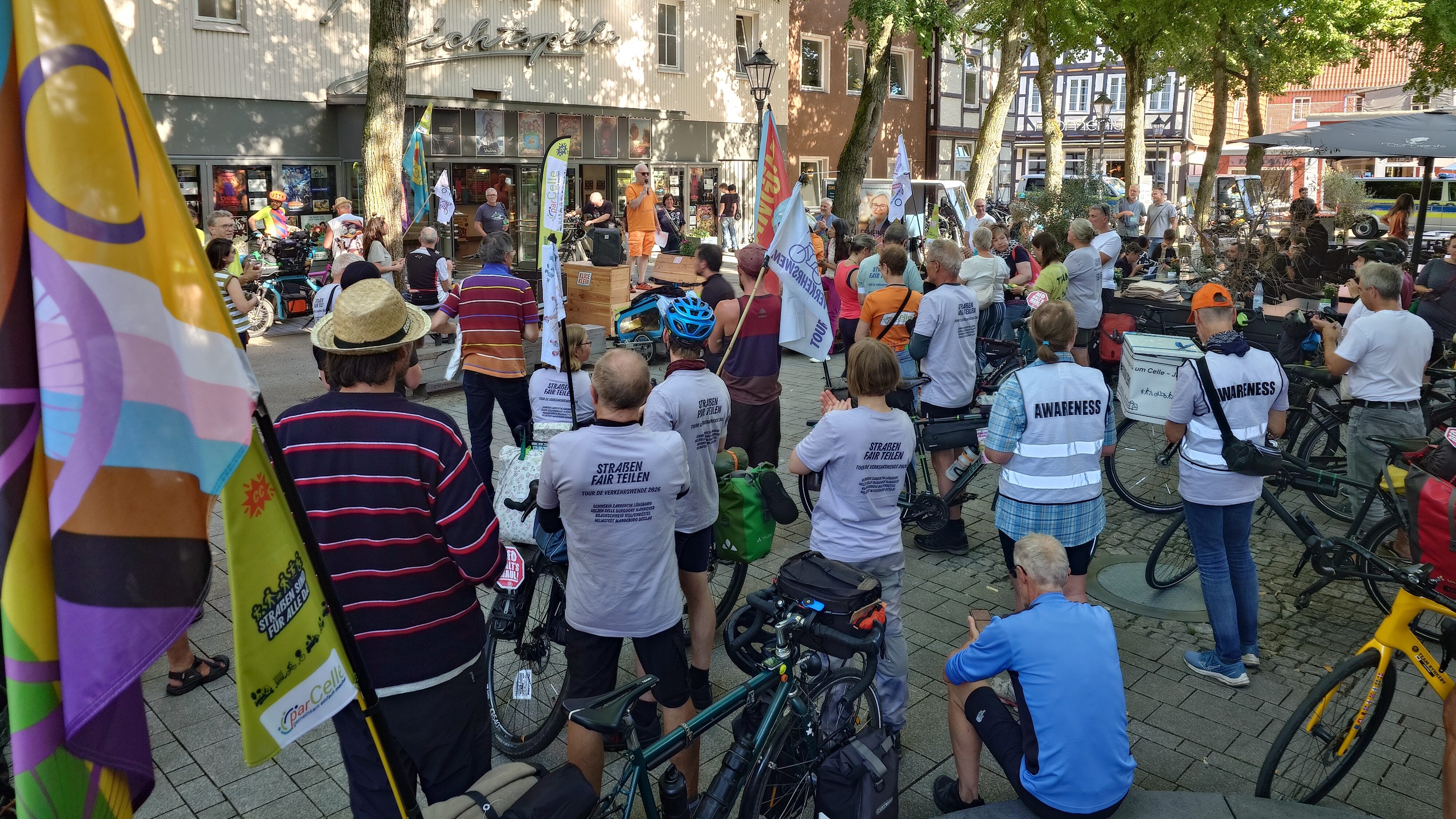 Radfahr-Demo auf dem Brandplatz in Celle; Teilnehmer mit Fahrrädern und Bannern hören einer Rede zu