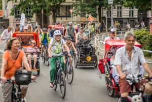 Fahrraddemonstration mit vielen Radfahrern und Lastenrädern auf einer Stadtstraße