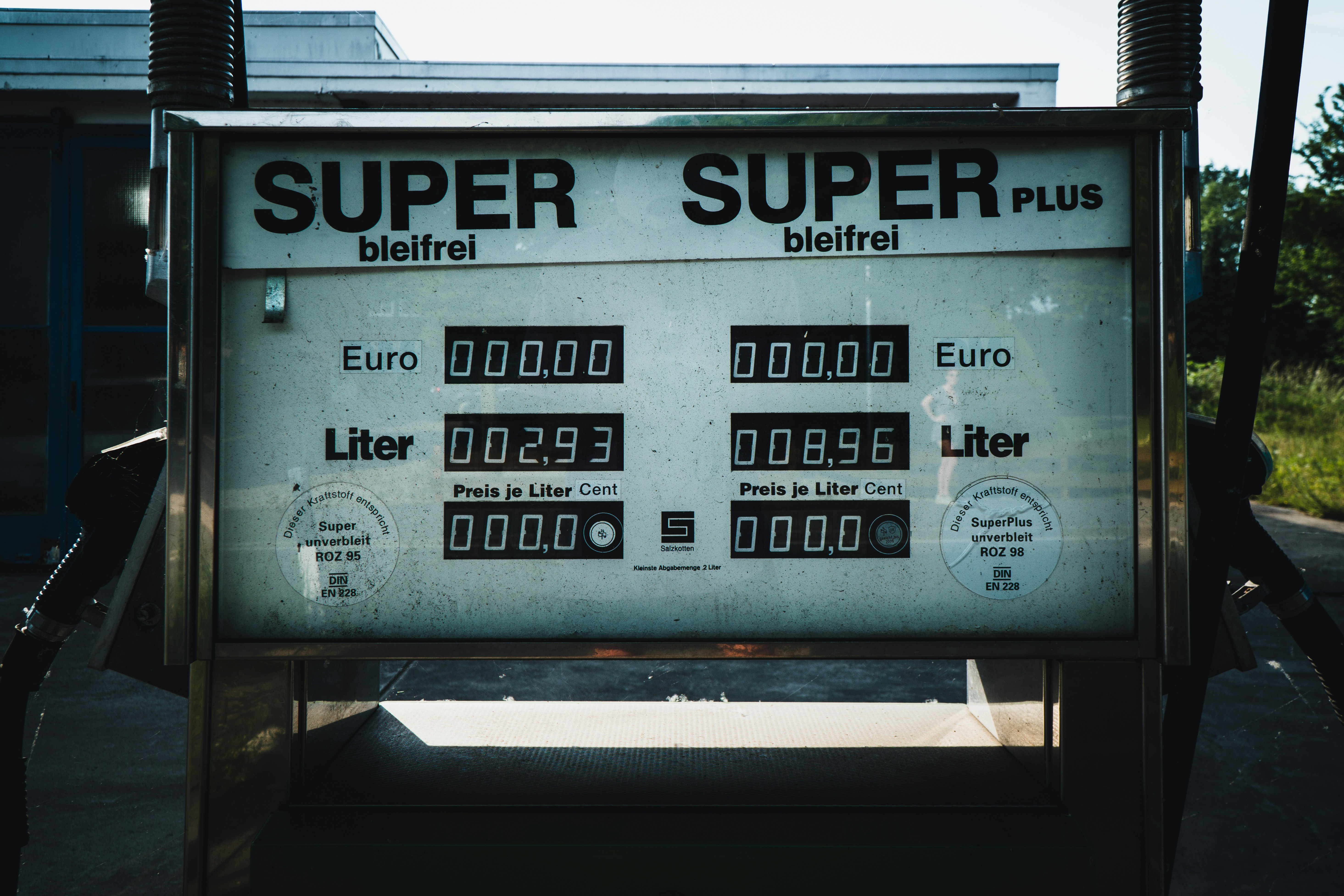 Tafel einer Tankstelle für Super und Super Plus bleifrei mit Liter- und Preisanzeigen, beide auf 0,00
